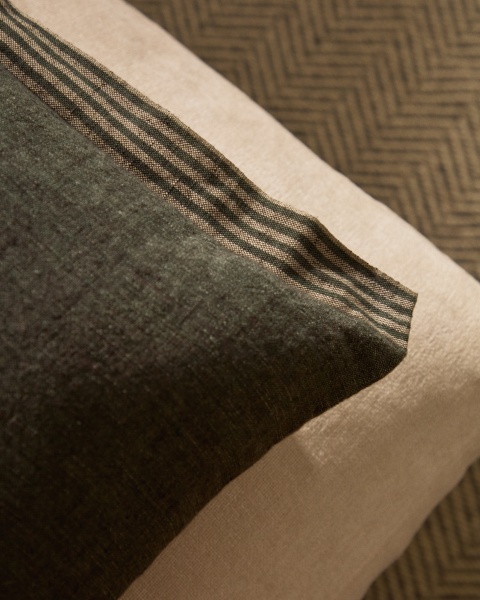 Чехол для подушки Niven из льна зеленого цвета с боковыми полосками 45 x 45 см от интернет-магазина IDODOM.RU