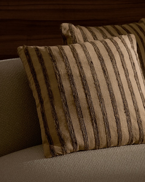 Чехол для подушки Enara из шелка и хлопка в бежево-коричневую полоску 45 x 45 см от интернет-магазина IDODOM.RU