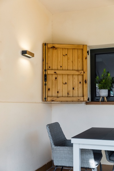 Уличный настенный светильник Doro-13 LED 2x6.5W 3000K дерево от интернет-магазина IDODOM.RU