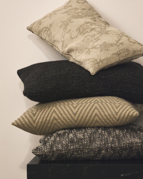 Чехол для подушки Mevia из льна и хлопка бежевого и черного цветов, 50 x 50 см от интернет-магазина IDODOM.RU