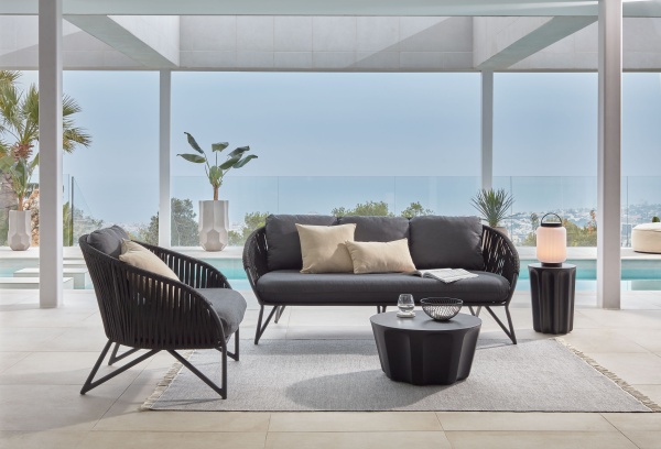 Настольная лампа Verona из полиэтилена и металла с черной отделкой от интернет-магазина IDODOM.RU