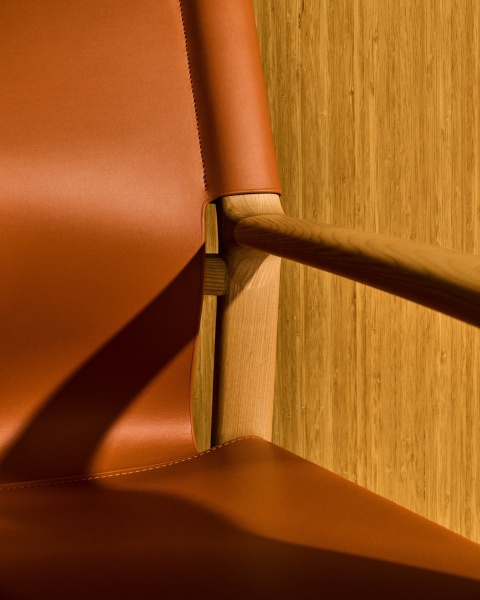 Кресло Jan из переработанной кожи светло-коричневого цвета и ясеня в натуральном цвете от интернет-магазина IDODOM.RU