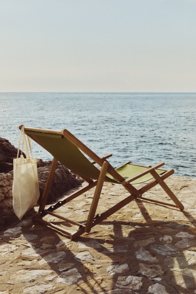 Складное кресло Vilara из акации для улицы салатового цвета от интернет-магазина IDODOM.RU