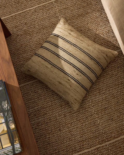 Чехол для подушки Dorien бежевого цвета c ткаными полосками 45 x 45 см от интернет-магазина IDODOM.RU