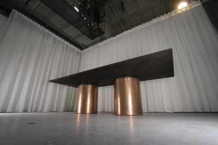 Обеденный стол Гиппо. Отделка микробетон(столешница) и жидкий металл(ноги). от интернет-магазина IDODOM.RU