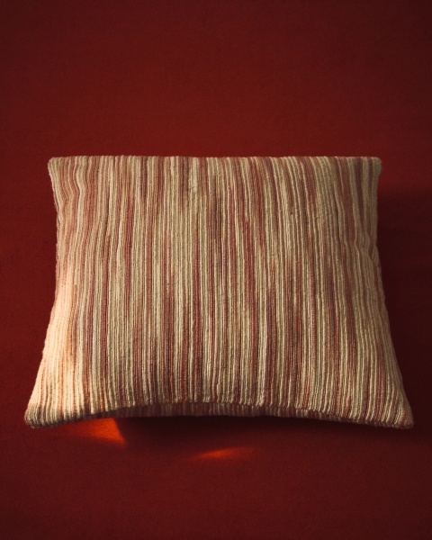 Чехол для подушки Zilora из жаккарда в красную и бежевую полоску от интернет-магазина IDODOM.RU