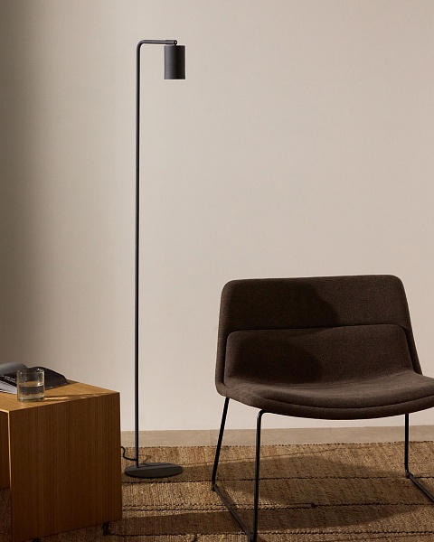 Напольный светильник Manie из металла с отделкой под черный чугун от интернет-магазина IDODOM.RU