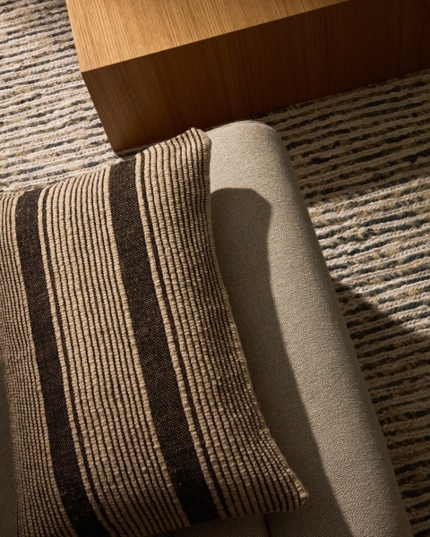 Чехол для подушки Aylin из бежевого и чёрного хлопка с вышивкой из джута 40 x 60 см от интернет-магазина IDODOM.RU