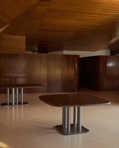 Стол Melvar из 100% орехового шпона с основанием из стали 150 x 150 от интернет-магазина IDODOM.RU