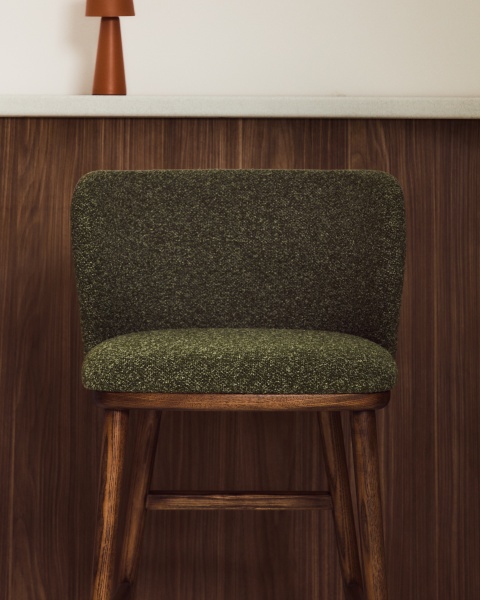 Барный стул Ciselia из темно-зеленого шенилла с ножками из ясеня в отделке орех от интернет-магазина IDODOM.RU