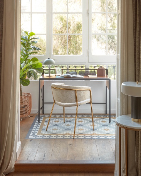 Металлическая настольная лампа Aleyla с зеленым покрытием от интернет-магазина IDODOM.RU