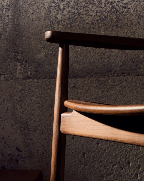 Стул Fondes из массива дуба с отделкой ореха FSC Mix Credit от интернет-магазина IDODOM.RU