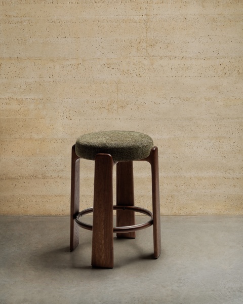 Granite Полубарный табурет из зеленого шенилла и массива ясеня в отделке орех 65 см от интернет-магазина IDODOM.RU