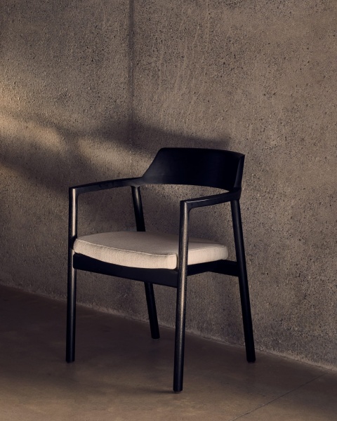 Стул Alocs из бежевой синели из массива дуба с черной отделкой FSC Mix Credit (съемный чехол) от интернет-магазина IDODOM.RU