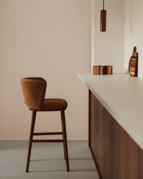 Барный стул Ciselia из терракотового шенилла с ножками из ясеня в отделке орех от интернет-магазина IDODOM.RU