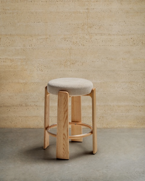 Granite Полубарный табурет из бежевого шенилла и массива ясеня в натуральной отделке 65 см от интернет-магазина IDODOM.RU
