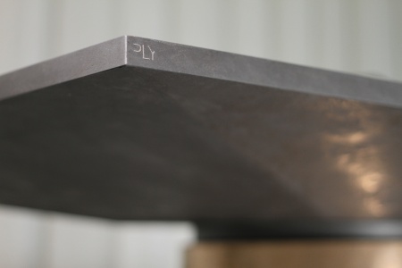 Обеденный стол Гиппо. Отделка микробетон(столешница) и жидкий металл(ноги). от интернет-магазина IDODOM.RU