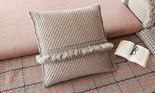 Подушка Diagonal GL almond-ivory 70x70 от интернет-магазина IDODOM.RU