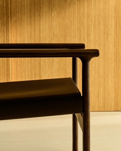 Кресло Jan из переработанной кожи темно-коричневого цвета и ясеня в ореховом цвете от интернет-магазина IDODOM.RU