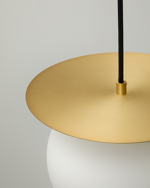 Подвесной светильник Brisia из металла в латунной отделке со стеклянным плафоном Ø20 см от интернет-магазина IDODOM.RU