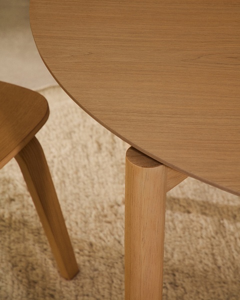 Круглый стол Indara из шпона и каучукового дерева с натуральной отделкой Ø100 от интернет-магазина IDODOM.RU