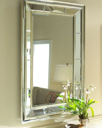Прямоугольное настенное зеркало "Сибил" в стиле "ар-деко", имеет скошенную двойную зеркальную раму, которая выполнена в состаренном серебристо-золотом цвете. Модель этого зеркала отлично создаст объём и украсит любое пространство в Вашем доме, оно оснащен