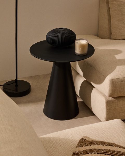 Приставной столик Wilshire из закаленного стекла и металла с матовой черной отделкой, Ø 50 см от интернет-магазина IDODOM.RU