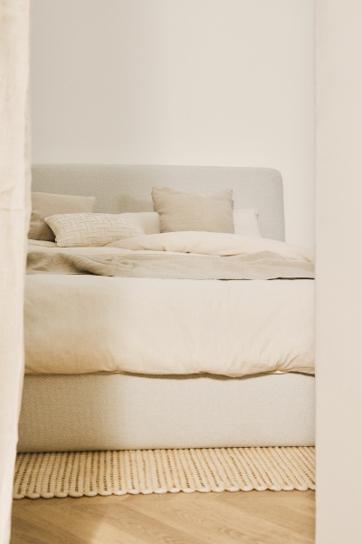 Кровать Martina со съемным чехлом из шенилла цвета экрю 180 x 200 от интернет-магазина IDODOM.RU