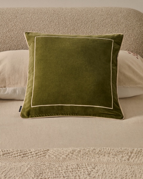 Чехол на подушку Tivani из зеленого бархата с вышивкой 45 x 45 см от интернет-магазина IDODOM.RU