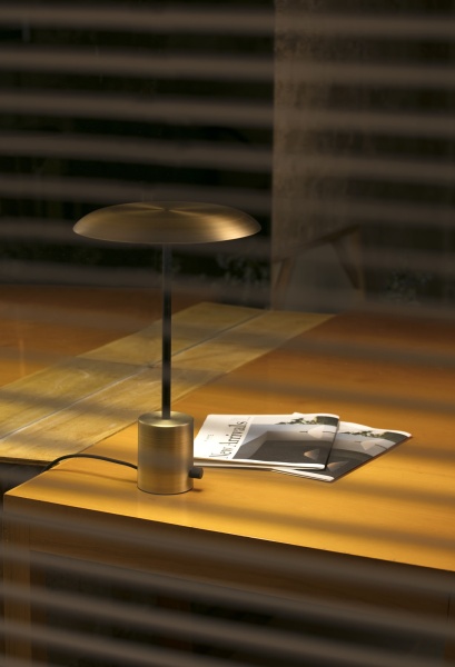 Настольная лампа Hoshi золотая от интернет-магазина IDODOM.RU