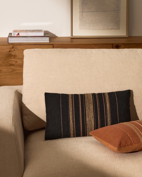 Чехол для подушки Sairu из льна черного цвета с бежевой вышивкой 30 x 50 см от интернет-магазина IDODOM.RU