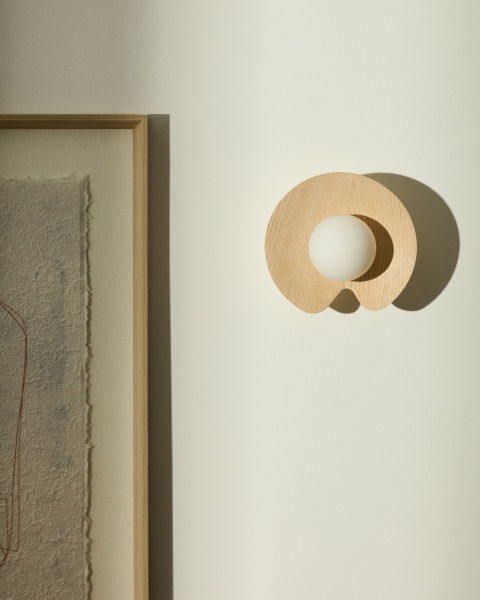 Настенный светильник Wilara из дуба с шаром из дымчатого стекла от интернет-магазина IDODOM.RU