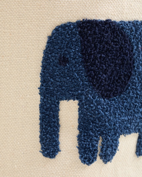 Корзина из хлопка Tandani бежевого цвета с синим слоном 30 см от интернет-магазина IDODOM.RU