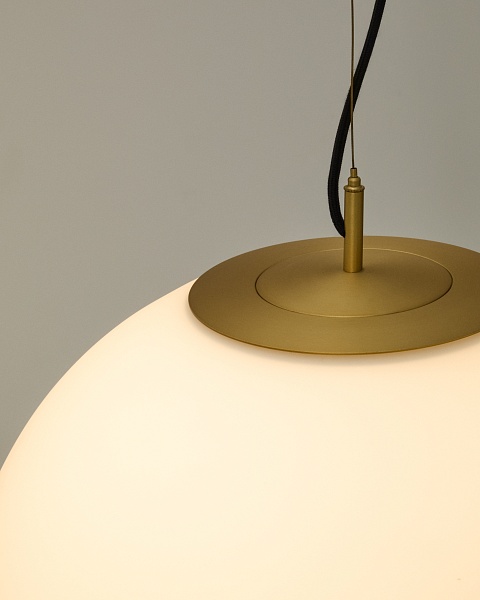 Подвесной светильник Brisia из металла в латунной отделке со стеклянным плафоном Ø50 см от интернет-магазина IDODOM.RU