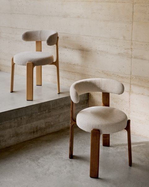 Granite Стул на 4 ножках из бежевого шенилла и массива ясеня в отделке орех от интернет-магазина IDODOM.RU