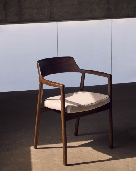 Стул Alocs из бежевой синели из массива дуба с отделкой орех FSC Mix Credit (съемный чехол) от интернет-магазина IDODOM.RU