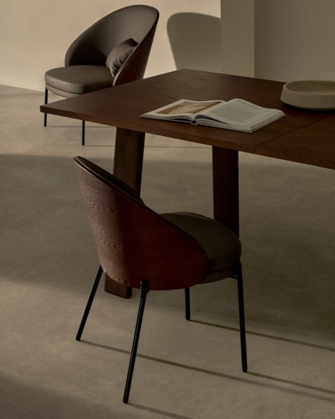 Стул Eamy из коричневой экокожи, ясеневого шпона с отделкой под орех и черного металла от интернет-магазина IDODOM.RU