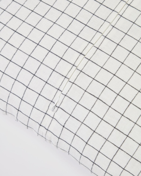 Чехол для подушки Maialen из 100% льна с белыми квадратами и черной сеткой 45 x 45 см от интернет-магазина IDODOM.RU