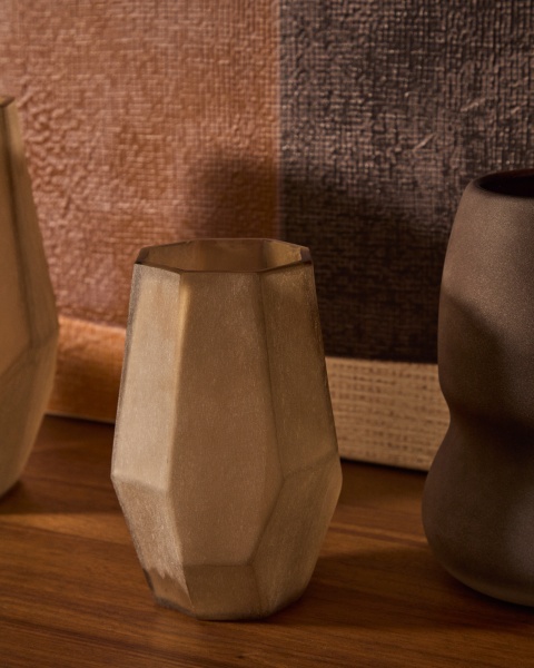 Ваза Arai серая из переработанного стекла 16,5 см от интернет-магазина IDODOM.RU