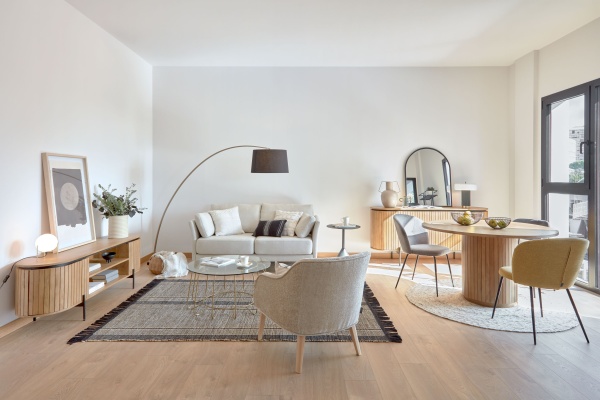 Металлическая настольная лампа Serenella окрашенная в белый и зеленый цвета от интернет-магазина IDODOM.RU