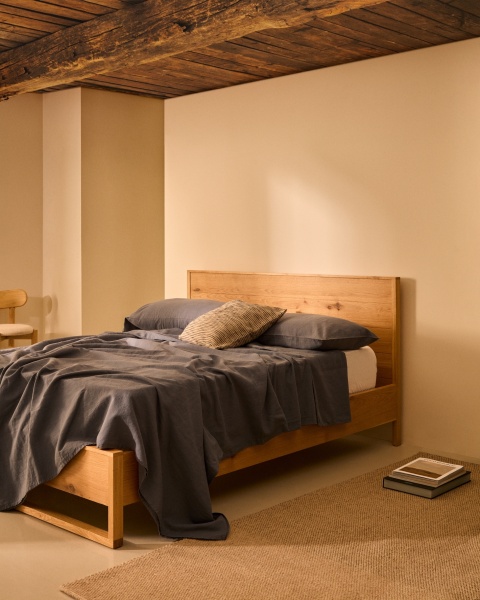 Кровать Alguema из дубового шпона с натуральной отделкой для матраса 160 x 200 от интернет-магазина IDODOM.RU