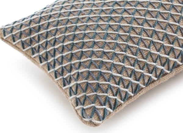 Подушка Raw Blue 70x40 от интернет-магазина IDODOM.RU