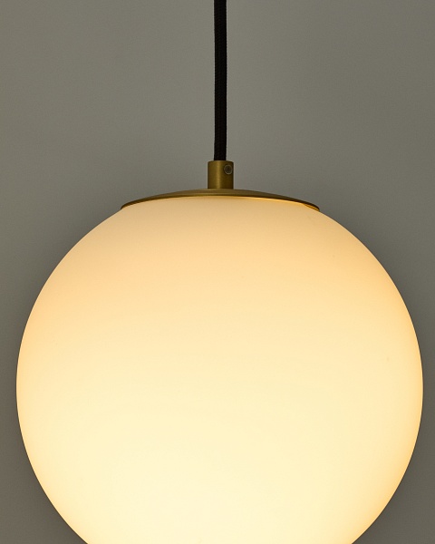 Подвесной светильник Brisia из металла в латунной отделке со стеклянным плафоном Ø15 см от интернет-магазина IDODOM.RU