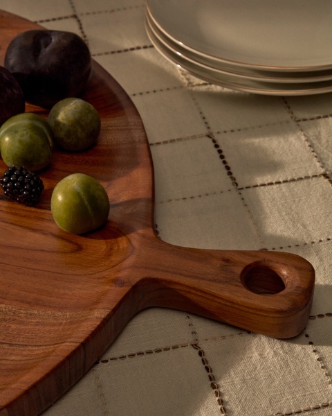 Большая круглая сервировочная доска Eitene из акации от интернет-магазина IDODOM.RU