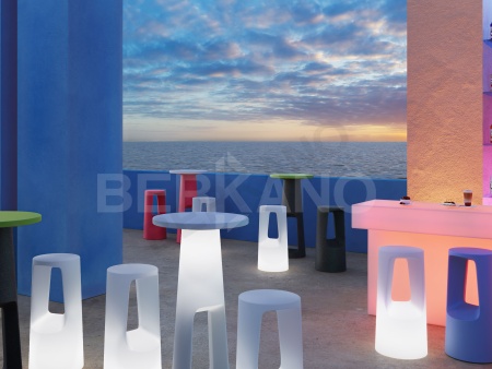 Стол антивандальный Cosmopolitan Snow White от интернет-магазина IDODOM.RU