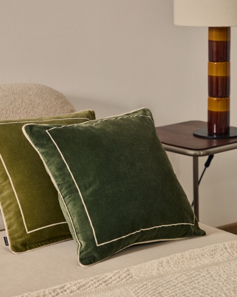 Чехол на подушку Tivani из зеленого бархата с вышивкой 45 x 45 см от интернет-магазина IDODOM.RU