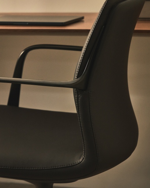 Офисный стул Nerlan из черной экокожи с черной алюминиевой рамой от интернет-магазина IDODOM.RU