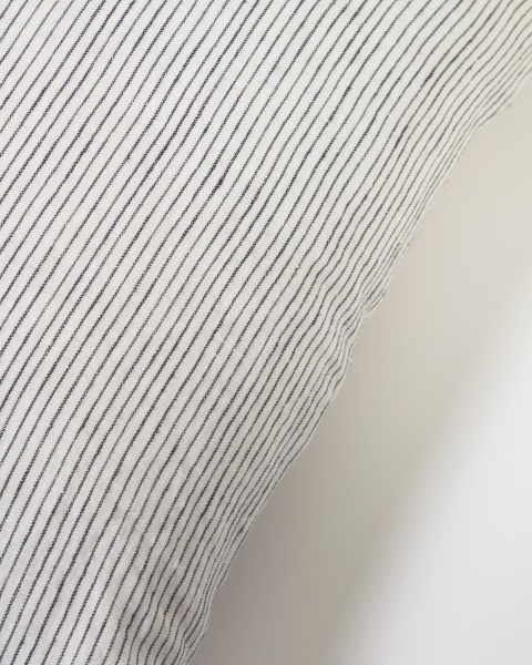 Чехол для подушки Marena из 100% льна с черными полосами 45 x 45 см от интернет-магазина IDODOM.RU