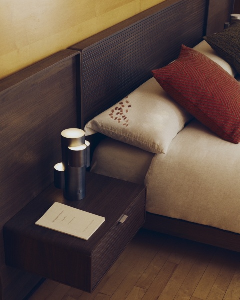 Переносная настольная лампа Adrina из светло-серого металла от интернет-магазина IDODOM.RU