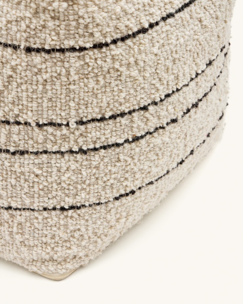 Micol Пуф из шерсти бежевого цвета с черными полосками 40 х 40 см от интернет-магазина IDODOM.RU